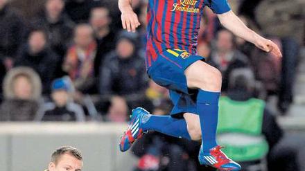 Nicht zu fassen. Leverkusens Spieler wie Bernd Leno konnten nur staunen, was der FC Barcelona und Lionel Messi mit ihnen anstellten. Der Argentinier traf insgesamt fünf Mal. Foto: Reuters
