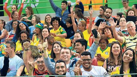 Jubel in Grün-Gelb. Fans beim paralympischen Goalball-Spiel Deutschland gegen Algerien.