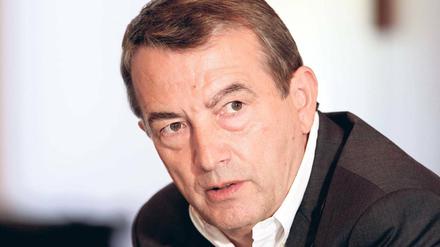 An der Seitenlinie. Als Generalsekretär des Deutschen Fußball-Bundes hat sich Wolfgang Niersbach für den Chefposten in Position gebracht. 