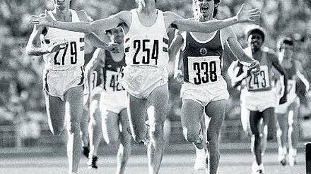 Sebastian Coe gwinnt bei den Olympischen Sommerspielen 1980 in Moskau die Goldmedaille im 1500-Meter-Lauf.