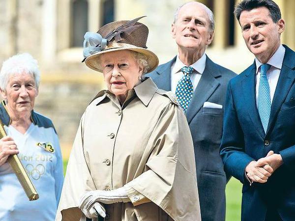 Olympische Familie. Sebastian Coe (rechts) mit Queen Elizabeth, ihrem Mann Prinz Philip und der 74-jährigen Fackelträgerin Gina Macgregor.