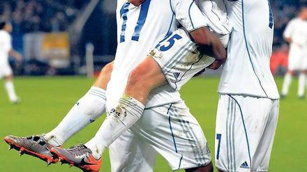 Der doppelte Klaas. Schalkes treffsicherer Stürmer Huntelaar (oben) erzielte gegen Lyon zwei Tore. Foto: dapd