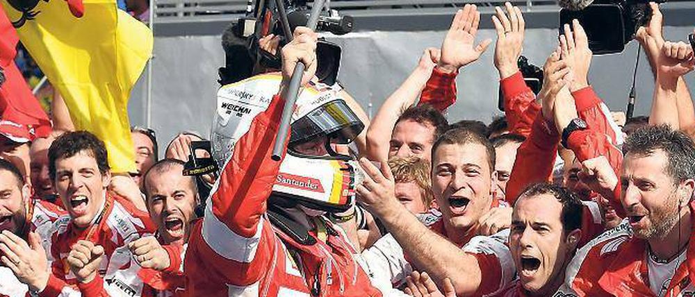Emotionaler Ausbruch. Sebastian Vettel hat sein Team wieder jubeln lassen. Die Teamleitung drängt nun auf kühles Weiterarbeiten. Foto: AFP/Baker