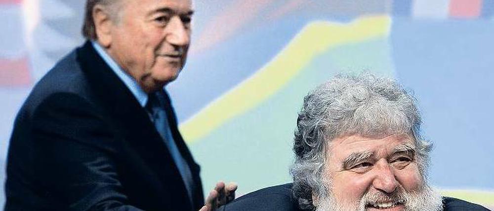 Es waren einmal zwei gute Freunde. Charles Blazer (rechts) und Fifa-Präsident Joseph Blatter standen sich lange Zeit sehr nahe (das Foto zeigt beide beim Fifa-Kongress 2011 in Zürich). Doch mittlerweile ist Blatter nicht mehr gut auf den einstigen Vertrauten zu sprechen. 