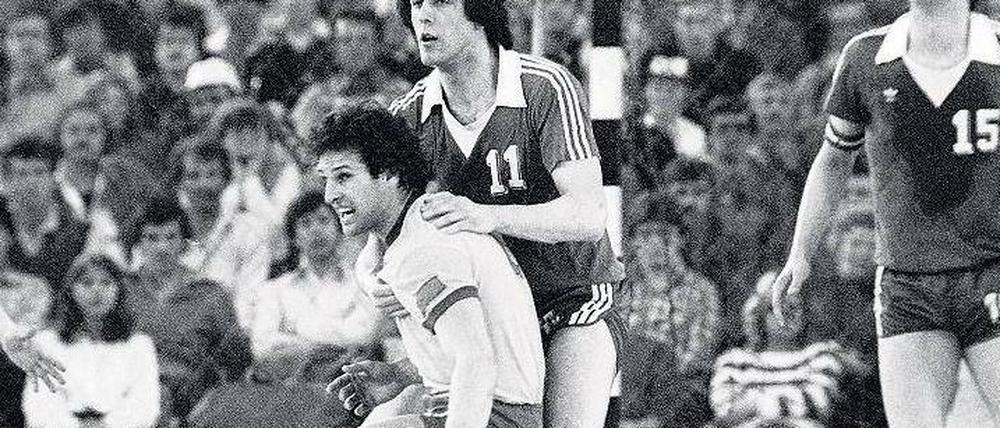 Auf dem Handballfeld konnte er sich durchsetzen. Doch abseits davon hatte Wolfgang Böhme (in Weiß, hier im Finale des Europapokals der Landesmeister 1979 gegen den TV Großwallstadt in München) einen größeren Gegner. So erlebte er den Olympiasieg der DDR 1980 in Moskau nur aus der Ferne.