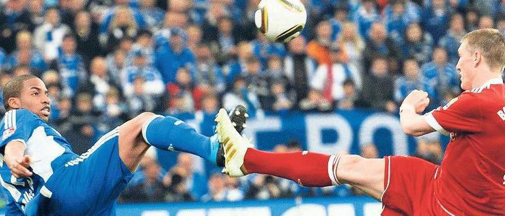 Duell der Spitzen. Jefferson Farfans (l.) Schalker wollen Bastian Schweinsteigers Bayern in den verbleibenden vier Spielen noch von Platz eins verdrängen. 