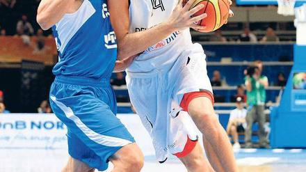 Zum Auftakt schon voll da. Dirk Nowitzki, hier gegen den Israeli Lior Eliyahu, erzielte im ersten EM-Spiel 25 Punkte. Foto: dapd