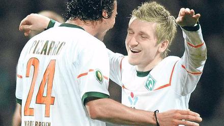 Zwei im Glück. Marko Marin (rechts) und Claudio Pizarro erzielten gegen Zweitligist Augsburg für Werder die Tore. Foto: ddp