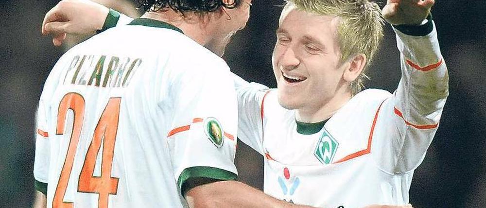Zwei im Glück. Marko Marin (rechts) und Claudio Pizarro erzielten gegen Zweitligist Augsburg für Werder die Tore. Foto: ddp