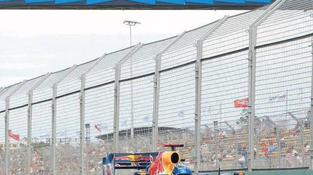 Neuer Anlauf im Albert Park. Im vergangenen Jahr schied Red-Bull-Pilot Sebastian Vettel nach einer Kollision in Melbourne aus, diesmal will er gewinnen. Foto: dpa