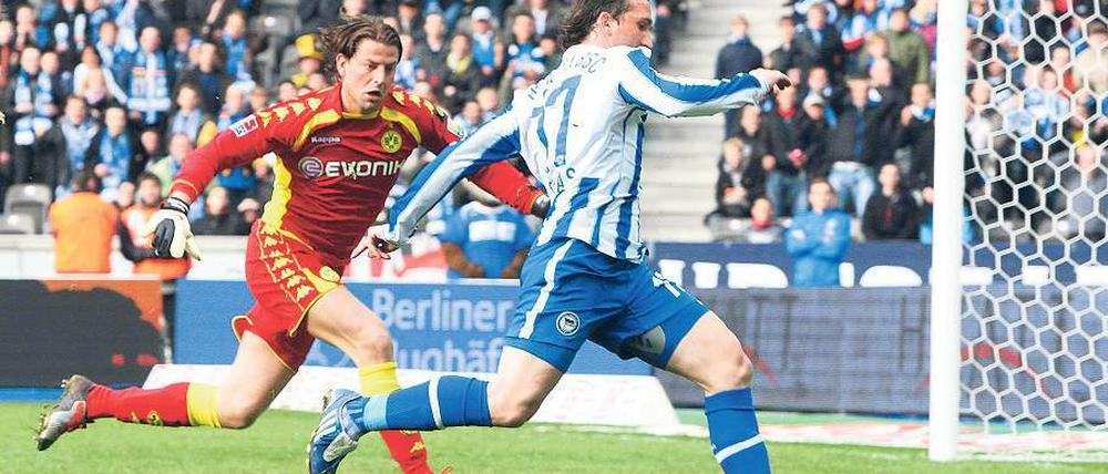 Noch eine Chance vergeben. Herthas Stürmer Theofanis Gekas legt sich gegen Dortmunds Torhüter Roman Weidenfeller den Ball zu weit vor. Foto: Reuters