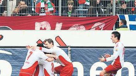Eintreffen zum Jubeln. Kölns Spieler freuen sich über das 2:0 von Petit. Foto: dpa