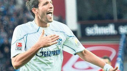 Schalke im Herzen. Kevin Kuranyi erzielte beim 2:0-Erfolg über Bayer Leverkusen beide Treffer und ließ sich von den Fans feiern. Foto: dpa