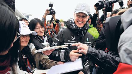 Mitten im Reich der Mitte. Michael Schumacher wird vor dem Großen Preis von China am Sonntag von Autogrammjägern umringt.