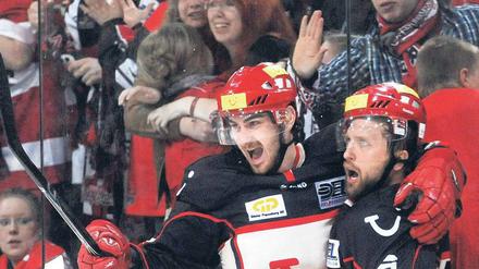 Im Jubel vereint. Martin Hlinka (r.) und Sachar Blank feiern wie Hannovers Fans den Sieg über Augsburg im ersten Finalspiel.