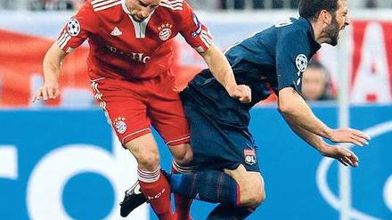 Rot oder nicht Rot? Franck Ribéry (links) foult Lyons Lisandro Lopez und wird dafür vom Platz gestellt. Foto: dpa