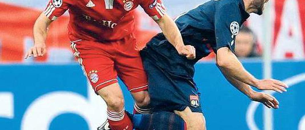 Rot oder nicht Rot? Franck Ribéry (links) foult Lyons Lisandro Lopez und wird dafür vom Platz gestellt. Foto: dpa