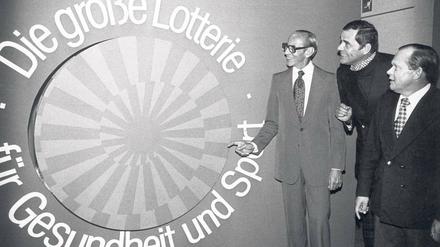 Staunen und spielen. Der Ex-Sporthilfe-Chef Josef Neckermann, Schauspieler Walter Giller und Lothar Lammers von der Lotto-Gesellschaft (von links) stellten in den Siebzigerjahren die Glücksspirale vor. 