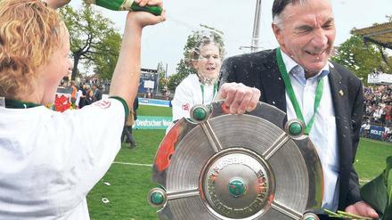 Schröders Sektdusche. Turbine Potsdams Spielerinnen feiern den Titel mit ihrem Trainer auf besondere Art. Foto: dpa