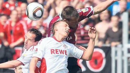 Freude, Kampf und Trauer. Die Spieler von Hannover 96 (oben) haben überzeugend die Bundesliga gehalten. Christian Eigler (Mitte) muss mit dem 1. FC Nürnberg in der Relegation weiterkämpfen – und für den VfL Bochum (unten) ist alles vorbei. Fotos: Reuters/dpa/ddp