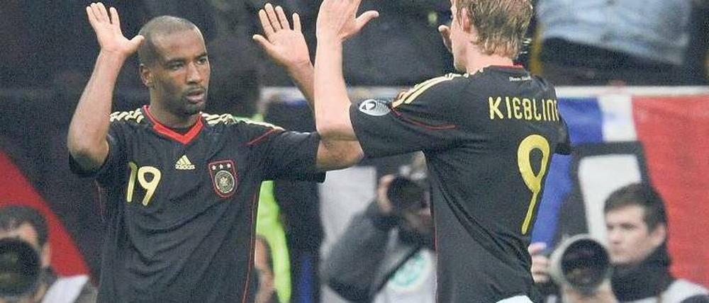 Überzeugende Bewerbung. Der Stuttgarter Cacau (links) empfahl sich mit zwei Toren für die WM, Stefan Kießling mit seine verpassten Chancen für die Ersatzbank. Foto: ddp