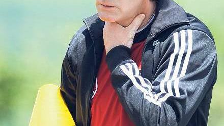 Dicker Hals? Bundestrainer Joachim Löw versuchte gestern die schweren Gedanken zu vertreiben – durch hartes Training. 