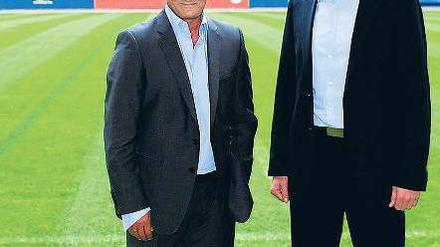 Zwei für Hamburg. Armin Veh (links, als Trainer) und Bastian Reinhardt (rechts, als Sportvorstand) sollen den HSV wieder in erfolgreichere Zeiten führen. Foto: ddp