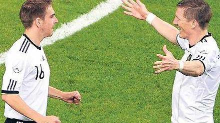 Torschützenverein. Philipp Lahm (links) und Bastian Schweinsteiger erzielten die drei deutschen Treffer. Foto: dpa