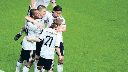 Frische Führungsebene. Cacau, Schweinsteiger, Müller, Khedira und Marin (v. l.) bejubeln das 3:1 gegen Bosnien.