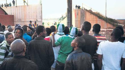 Die Enge am Eingang. Zu viele Fans wollen Nigerias Testspiel sehen. 