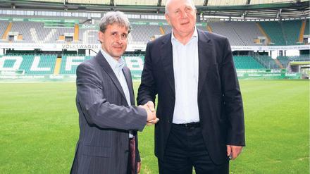 Großer Boss, kleiner Assistent. Wolfsburgs Manager Dieter Hoeneß (rechts) hat seinen früheren Nationalmannschaftskollegen Pierre Littbarski zum VfL geholt.