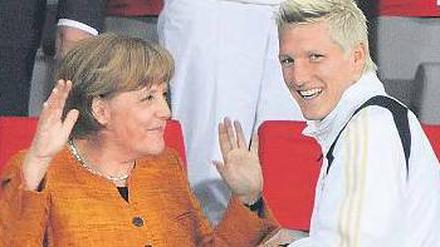 Zwei kommen sich näher. 2008 begann die zarte Romanze zwischen Merkel und Schweinsteiger.