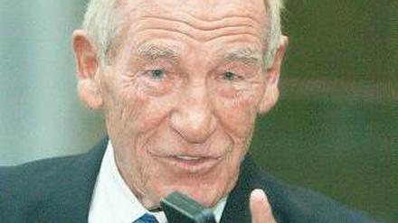 Bert Trautmann, 86, wurde in England auch als Torwart zum Idol. Foto: dpa