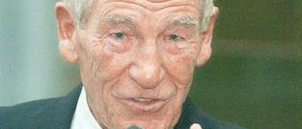 Bert Trautmann, 86, wurde in England auch als Torwart zum Idol. Foto: dpa