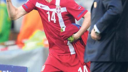 Packender Einsatz. Milan Jovanovic feiert den Treffer seiner Mannschaft gegen Deutschland. Sein Trainer Radomir Antic (r.) feiert mit. Foto: dpa