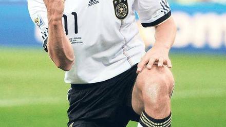 Da kniest du dich nieder. Miroslav Klose feiert sein 12. WM-Tor. Er hat jetzt genauso oft getroffen wie Pelé.
