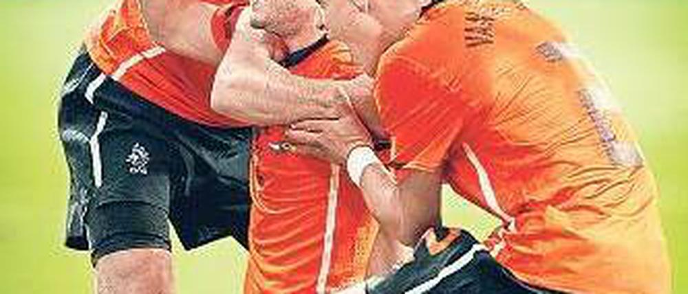 Nah am Titel. Die Holländer Sneijder, van Persie und van der Wiel feiern die Verteidigung des