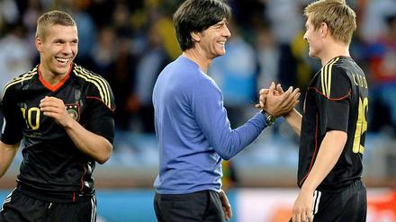 Mit Pulli und Ossi: Im Halbfinale gegen Spanien könnte Toni Kroos den gesperrten Thomas Müller ersetzen.
