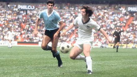 Uruguay - Deutschland vor 40 Jahren. Gerd Müller 1970 im Spiel um Platz drei im Zweikampf mit Atilio Ancheta (r.)
