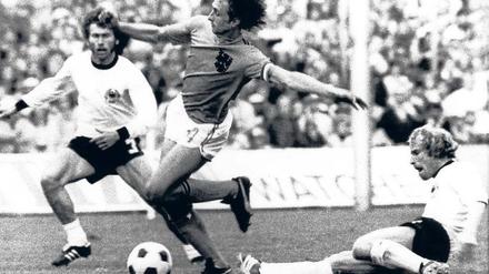 Immer hart am Mann. Weil Berti Vogts (r.) Johan Cruyff nicht mehr von der Pelle rückt, wird es für den Holländer ein sehr schmerzhaftes Finale. Foto: dpa