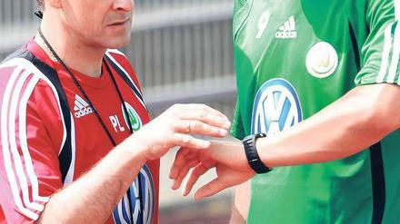 Zeit zu gehen? Edin Dzeko (r., mit Kotrainer Littbarski) will Wolfsburg verlassen. Foto: ddp