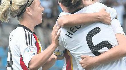 Zum Feiern. Die deutschen Spielerinnen sorgen für gute Laune auf den Rängen. 