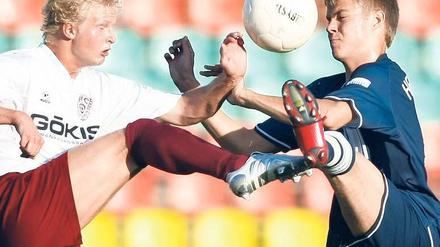 Berliner Männerballett. Viele gemeinsame Auftritte hatten der BFC Dynamo und Hertha BSC nicht. 2007 haben sie sich schon mal im Jahnsportpark getroffen, Jeff Kayser (l.) für Dynamo, Gastspieler Holmar Sverrisson für Hertha.