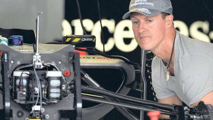 Michael Schumacher, 41, mit sieben Titeln Rekordweltmeister, fährt jetzt für Mercedes. Beim ersten Freien Training in Hockenheim wurde er gestern mit fast sieben Sekunden Rückstand Vorletzter, im zweiten Training Sechster. Schnellster war Fernando Alonso. Foto: ddp