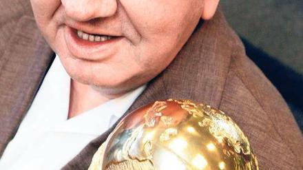 Der Mann mit dem Goldpokal. Rolf Deyhle hat dem Weltverband Fifa zu großem Reichtum verholfen. Foto: ddp