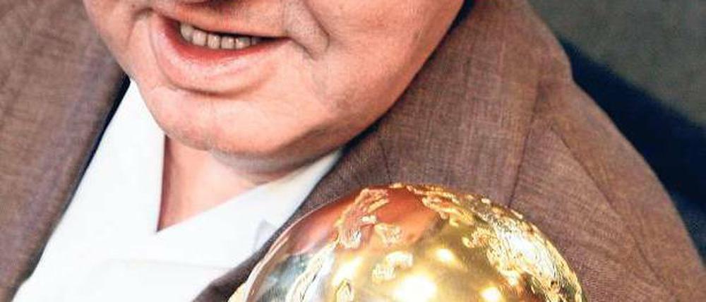 Der Mann mit dem Goldpokal. Rolf Deyhle hat dem Weltverband Fifa zu großem Reichtum verholfen. Foto: ddp