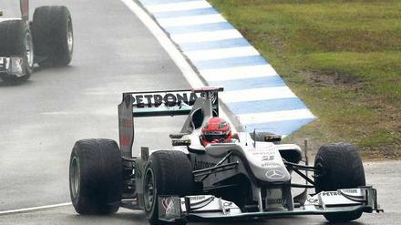 Aus der Bahn geraten. Michael Schumacher fand gestern beim Qualifying nie den Anschluss, im Freien Training war er noch vorne mitgefahren. Foto: dpa
