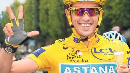 Undurchdringlich und hölzern. Alberto Contador konnte gestern in Paris seinen wenig spektakulären dritten Tour-Sieg feiern. Foto: dpa