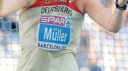 Zum Kopf-ins-Trikot-Stecken. Nadine Müller blieb im EM-Finale genau zehn Meter unter ihrer Weltjahresbestleistung. Foto: dpa