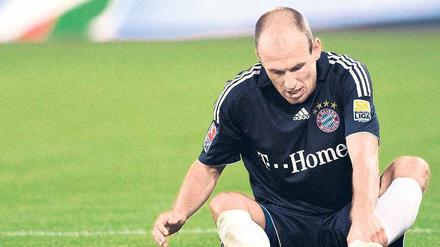Wieder im Abseits. Bei Arjen Robben wurde ein fünf Zentimeter großes Loch im linken Oberschenkel entdeckt, der niederländische Nationalspieler fehlt dem FC Bayern München mindestens zwei Monate. 
